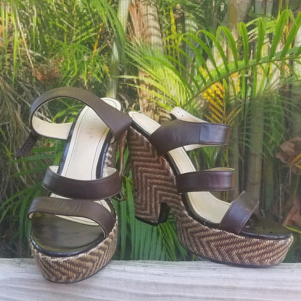 Westies brown strap woven wedge